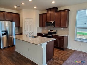 4001 Woodside Dr in Seguin, TX - Building Photo - Building Photo