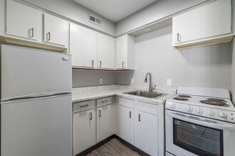 Secor Flats in Toledo, OH - Building Photo - Interior Photo