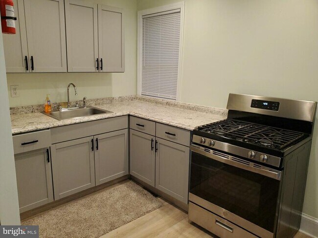 5 Winston Ave, Unit 2 in Wilmington, DE - Foto de edificio - Building Photo