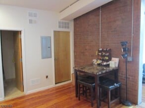 17 Division St in Somerville, NJ - Foto de edificio - Building Photo