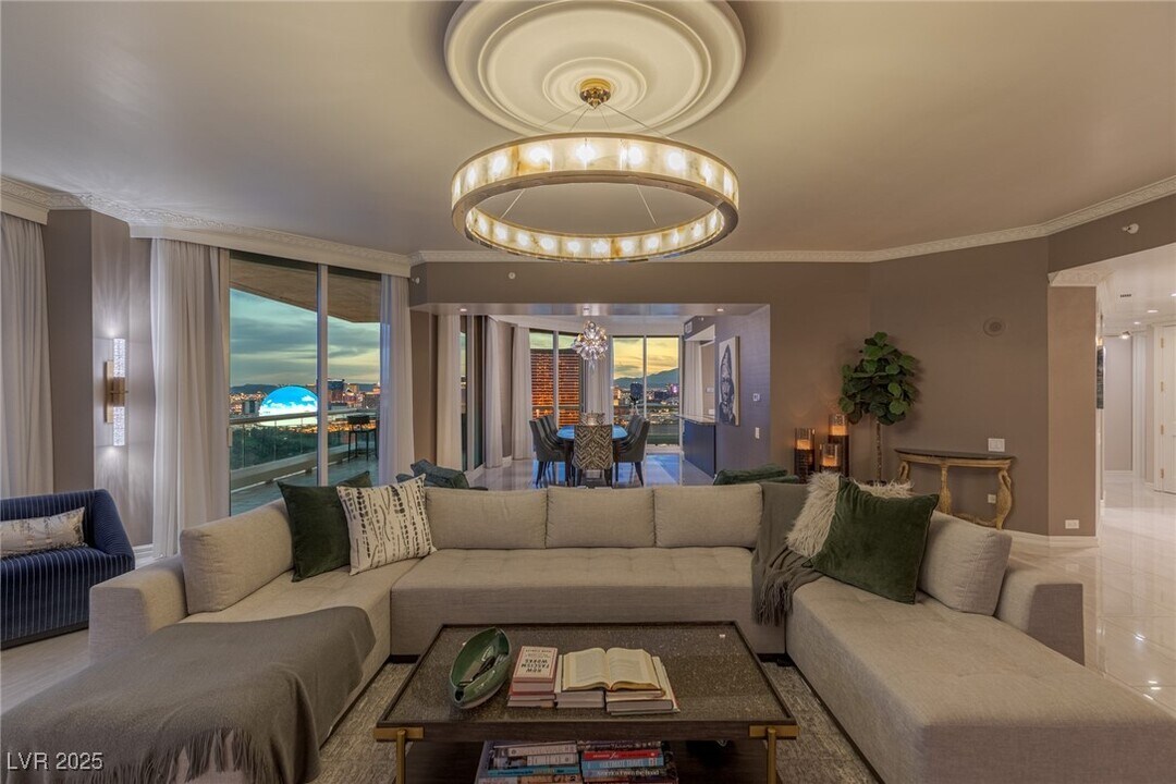 2877 Paradise Rd in Las Vegas, NV - Building Photo