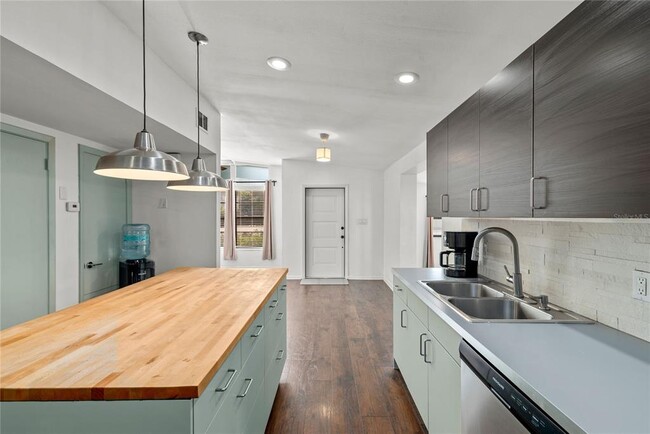 2407 S Lois Ave in Tampa, FL - Building Photo - Building Photo