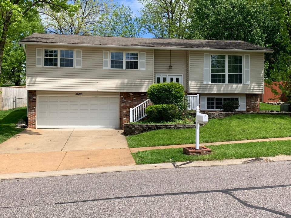 5608 Sky Hill Dr in St. Louis, MO - Foto de edificio