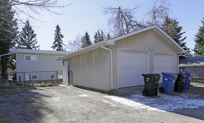 2930 Unwin Rd NW in Calgary, AB - Building Photo - Building Photo