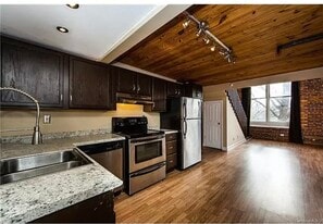 201 S Hoskins Rd, Unit 217 in Charlotte, NC - Building Photo