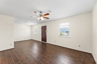 717 Cedar Bayou Rd, Unit 4 in Baytown, TX - Building Photo - Building Photo