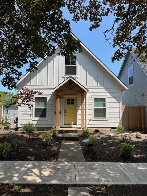 property at 1110 Cottage St NE