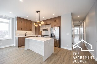 2351 W Flournoy St, Unit 202 in Chicago, IL - Building Photo