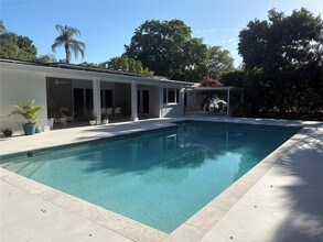 8295 SW 116th St in Miami, FL - Building Photo - Building Photo