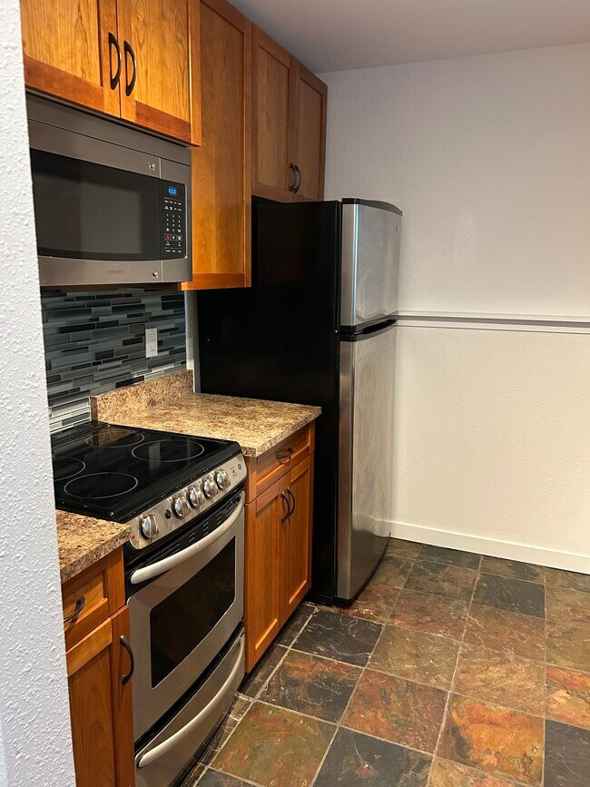 4678 Elk Lake Dr in Victoria, BC - Building Photo - Building Photo