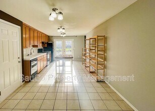 1734 NE Bryant St in Portland, OR - Building Photo - Building Photo