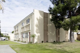 Palm Tree Gardens Apartments in Orange, CA - Building Photo - Building Photo