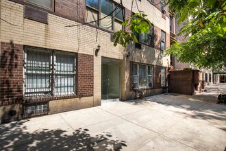 27 W 71st St in New York, NY - Building Photo - Building Photo