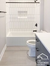 1050 W Cornelia Ave in Chicago, IL - Building Photo - Building Photo