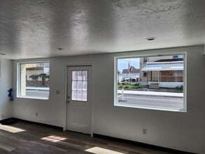 21 S 4th St, Unit Apartment 1 in Youngwood, PA - Building Photo - Building Photo