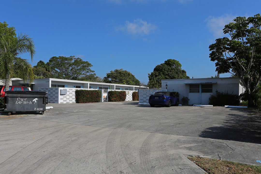 1230 18th Ave N in Lake Worth, FL - Building Photo