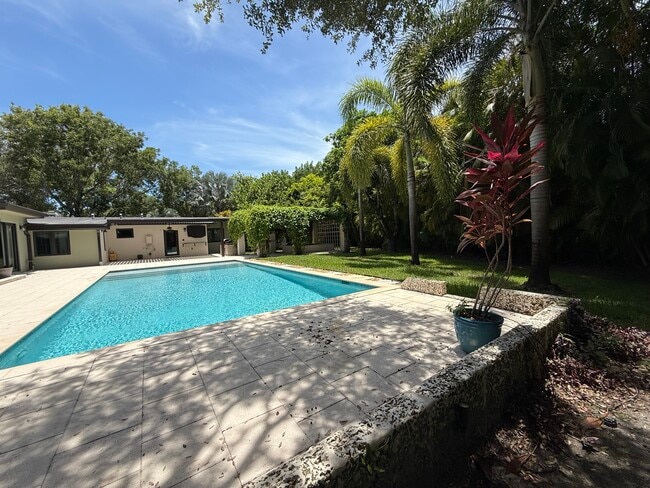 7801 SW 128th St in Pinecrest, FL - Building Photo - Building Photo