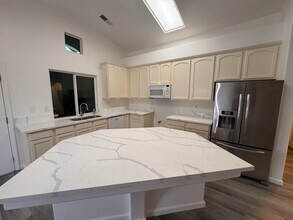 11711 Stratosphere Ave in Bakersfield, CA - Building Photo - Building Photo