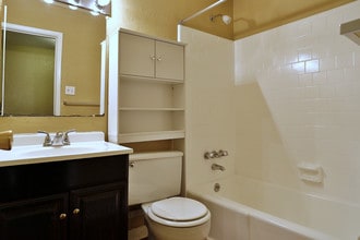 Live Oaks Apartments in Savannah, GA - Building Photo - Interior Photo