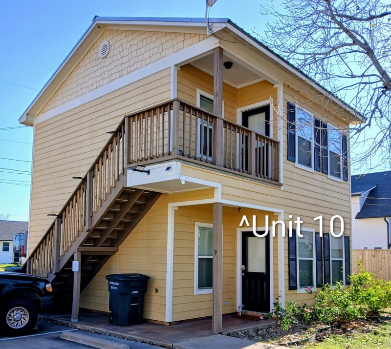 204 E Buck St in Caldwell, TX - Building Photo