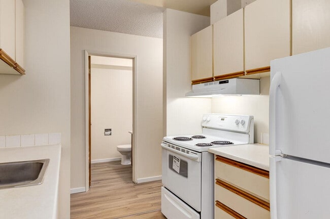 South Ridge Apartments in Edmonton, AB - Building Photo - Building Photo