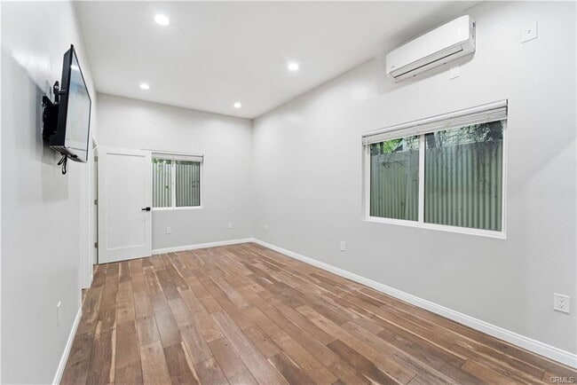 5702 Donna Ave in Los Angeles, CA - Building Photo - Building Photo