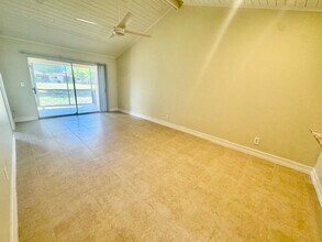 9313 Lennex Ln in Ft. Myers, FL - Foto de edificio - Building Photo
