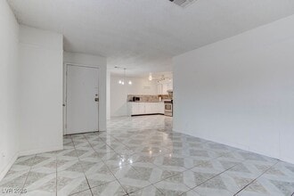 808 Hedge Way in Las Vegas, NV - Building Photo - Building Photo