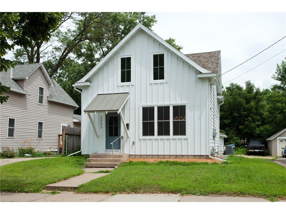 2323 Cole Ave SE in Minneapolis, MN - Building Photo