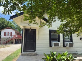 222 Lowell St in San Antonio, TX - Building Photo