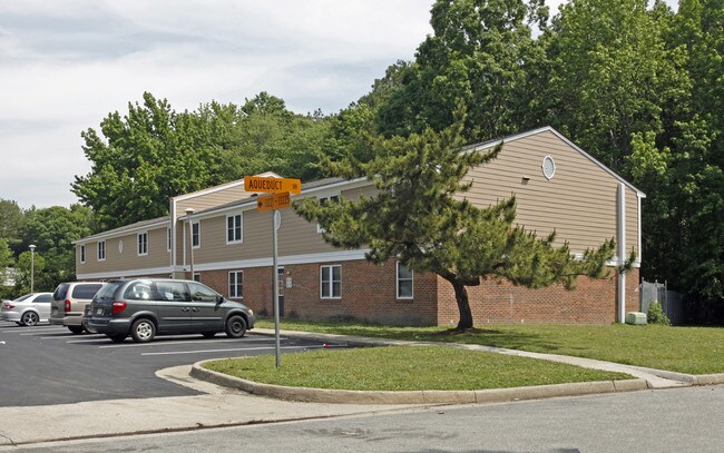 Aqueduct Apartments in Newport News, VA - Foto de edificio - Building Photo