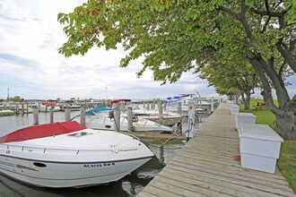 Harbor Club Apartments and Yacht Club in Harrison Township, MI - Foto de edificio - Building Photo