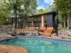 6525 SW 133rd Dr in Pinecrest, FL - Building Photo