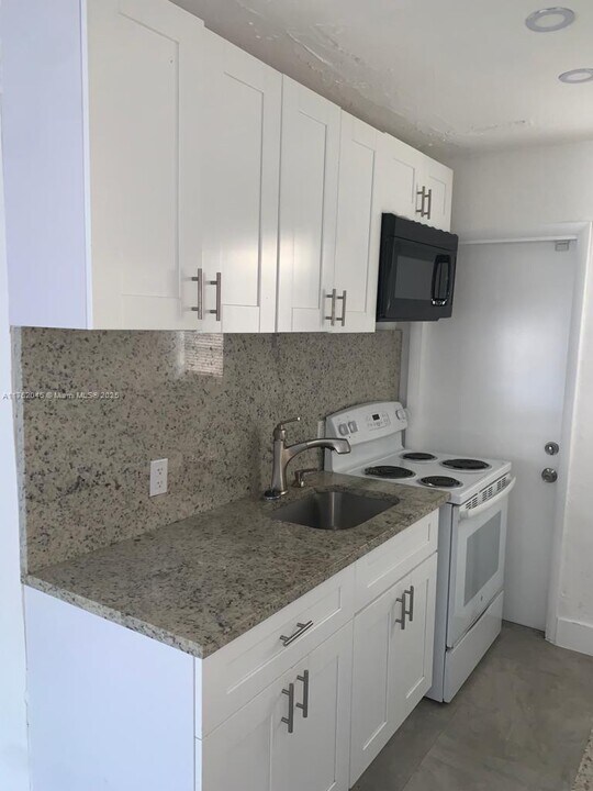 5740 Mayo St in Hollywood, FL - Building Photo