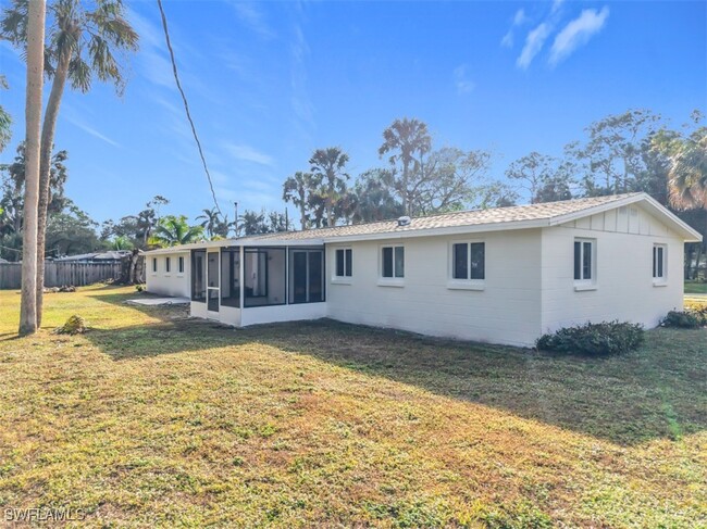 150 W Mariana Ave in North Fort Myers, FL - Foto de edificio - Building Photo
