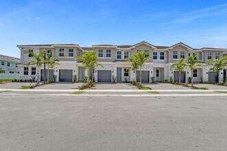 133 SW 171st Ave in Miramar, FL - Foto de edificio - Building Photo