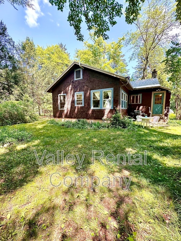 323 Pelham Rd in Amherst, MA - Building Photo - Building Photo