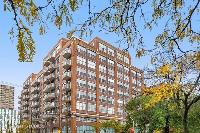 933 W Van Buren St, Unit 624 in Chicago, IL - Building Photo - Building Photo
