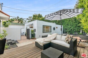 653 N W Knoll Dr in West Hollywood, CA - Building Photo