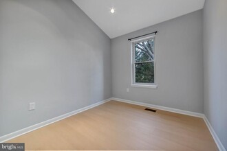 5171 King Charles Way in Bethesda, MD - Building Photo - Building Photo