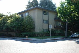 Royal Arms Apartments in San Mateo, CA - Building Photo - Building Photo