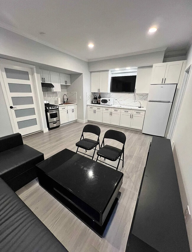 8852 Bluffdale Dr, Unit 1 in Los Angeles, CA - Building Photo - Building Photo