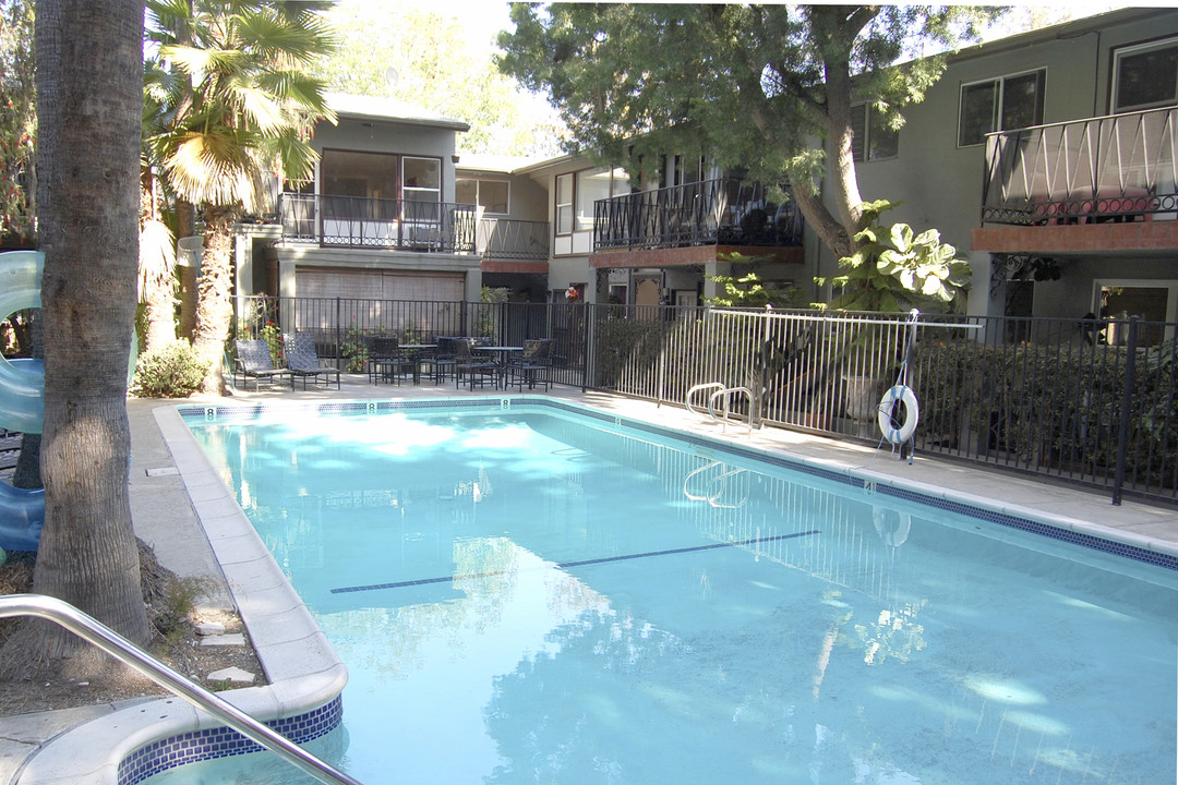 Hillside Courtyard Apartments in Los Angeles, CA - Building Photo