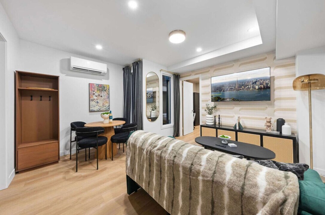 168 McCaul St, Unit SI ID1389236P in Toronto, ON - Building Photo