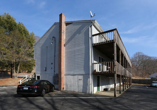 11 Platoz Dr in Uncasville, CT - Building Photo - Building Photo