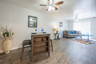 Desert Creek Apartments in Albuquerque, NM - Building Photo - Interior Photo