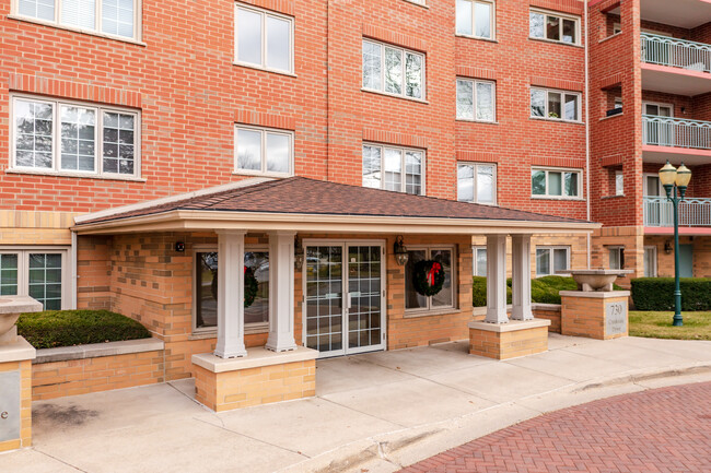 Creekside at Old Orchard in Mount Prospect, IL - Building Photo - Building Photo