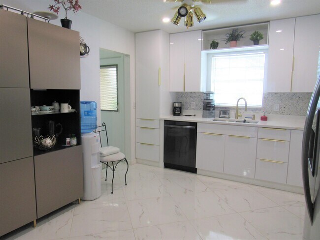 178 Cape Cod Cir in Greenacres, FL - Building Photo - Building Photo