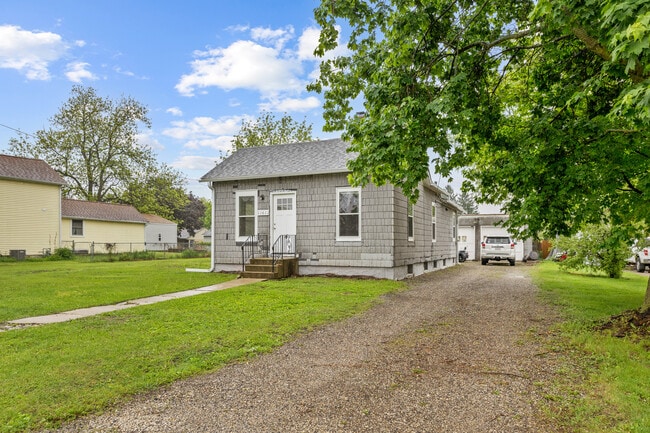 11611 Maple Ave in Hebron, IL - Building Photo - Building Photo