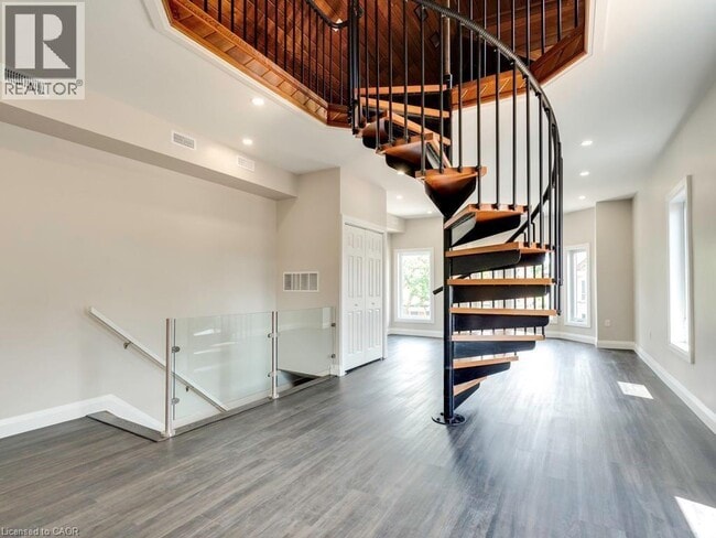 2 Victoria Ave N in Hamilton, ON - Building Photo - Building Photo